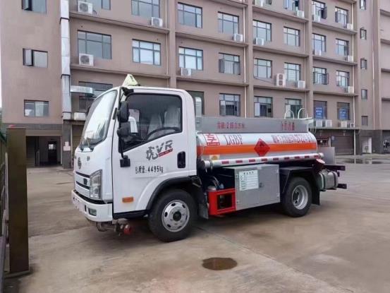 解放蓝牌加油车