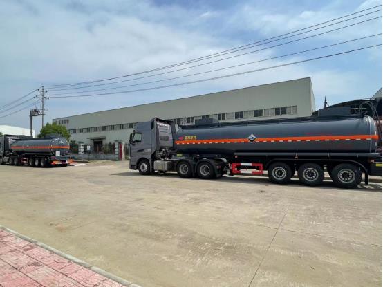 <b>32吨半挂腐蚀品罐式车</b>