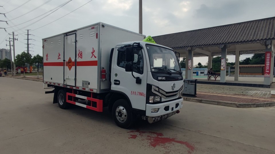 <b>东风4.2米黄牌爆破器材运输车</b>