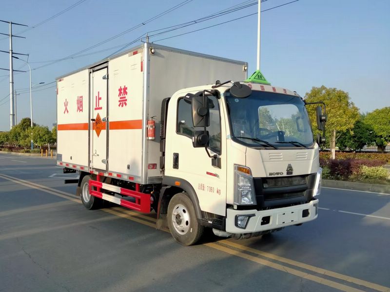 重汽豪沃4.2米黄牌爆破器材运输车