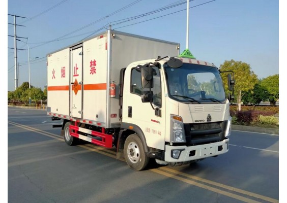重汽豪沃4.2米黄牌爆破器材运输车