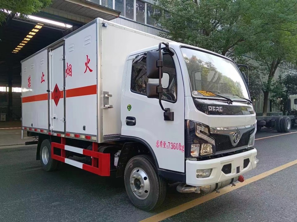 东风4.2米3吨易燃液体厢式运输车