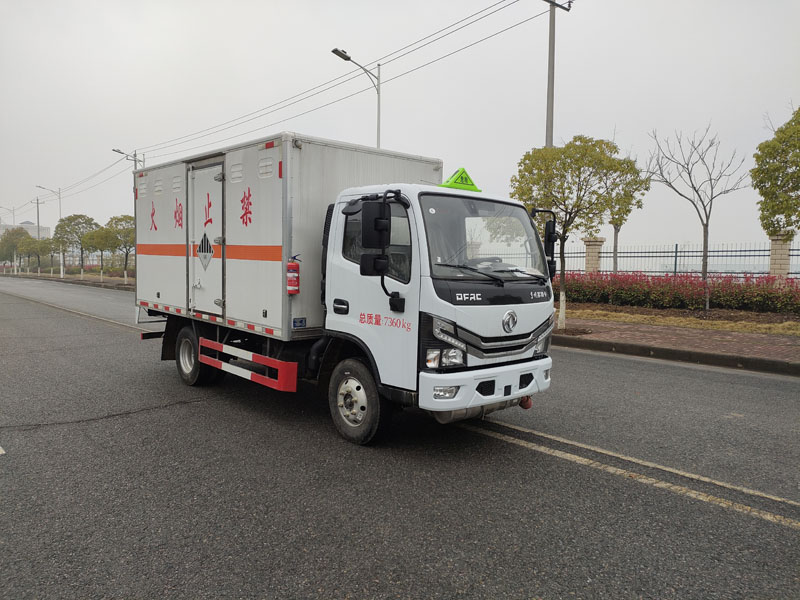 <b>东风4米3吨杂项危险物品厢式运输车</b>