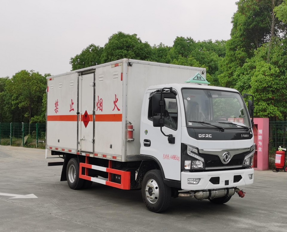 东风4.2米蓝牌易燃液体厢式运输车