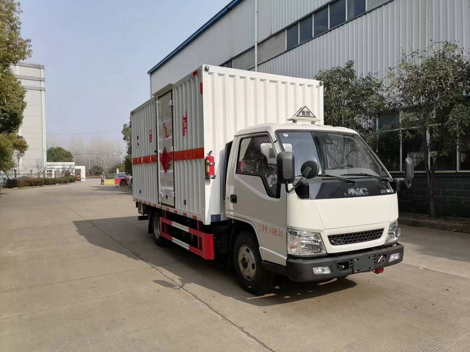 江铃4.2米蓝牌易燃气体厢式运输车