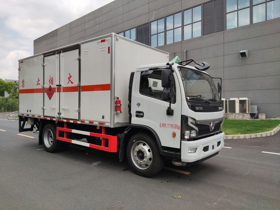 东风多利卡5.2米易燃气体厢式运输车
