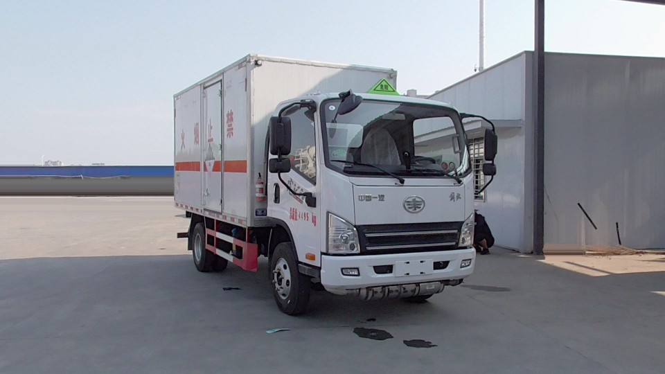 <b>解放4.2米蓝牌杂项危险物品厢式运输车</b>