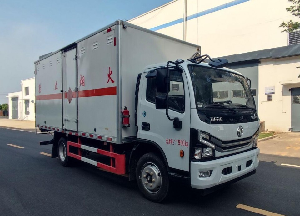 <b>东风（F7）7吨易燃液体厢式运输车</b>