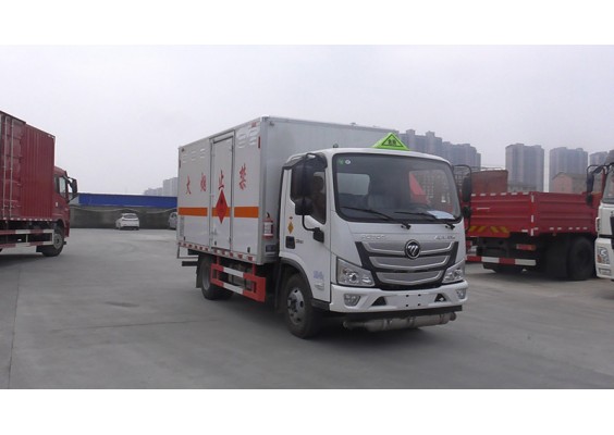 福田欧马可蓝牌易燃液体厢式运输车