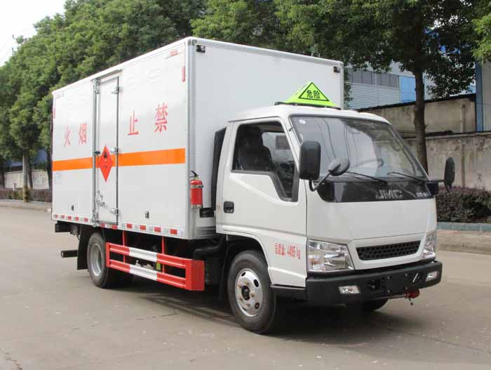 江铃4.2米蓝牌易燃液体厢式运输车