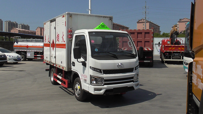 跃进柴油版3米易燃液体厢式运输车