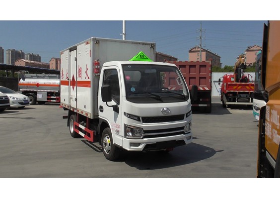 跃进柴油版3米易燃液体厢式运输车