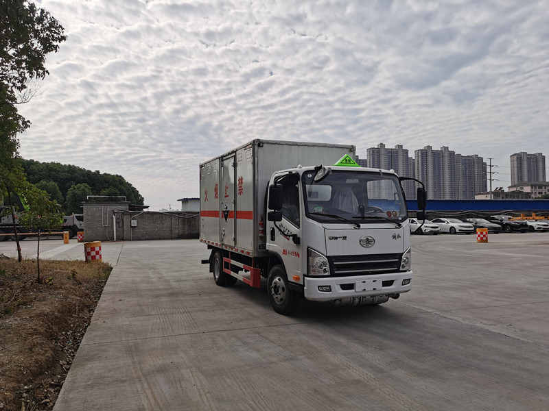 解放虎VN4.2米蓝牌腐蚀性物品厢式运输车