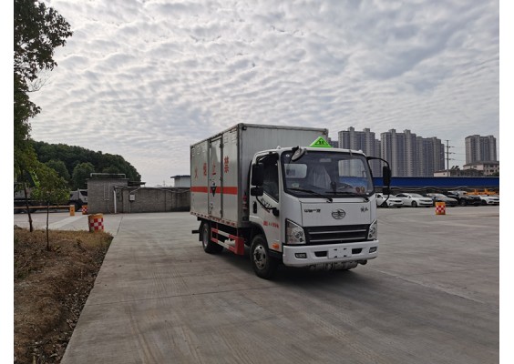 解放虎VN4.2米蓝牌腐蚀性物品厢式运输车