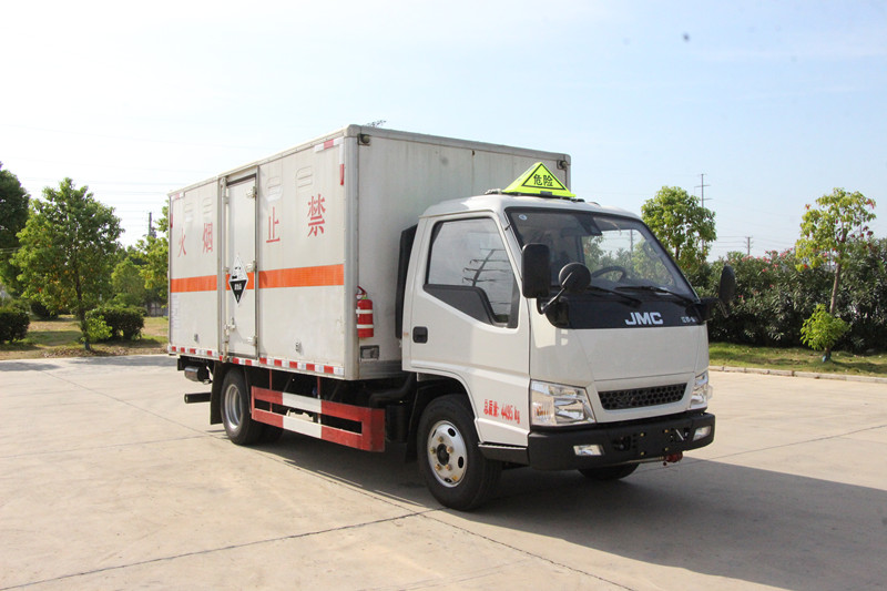 江铃4.2米蓝牌腐蚀性物品厢式运输车