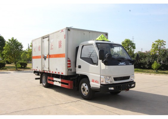 江铃4.2米蓝牌腐蚀性物品厢式运输车