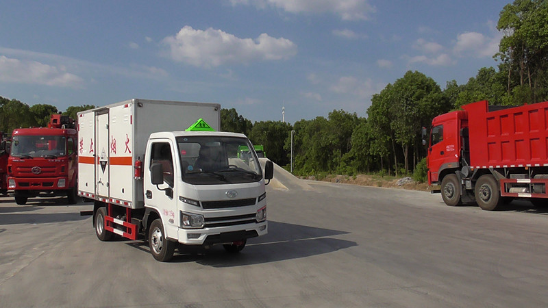 跃进柴油3米腐蚀性物品厢式运输车
