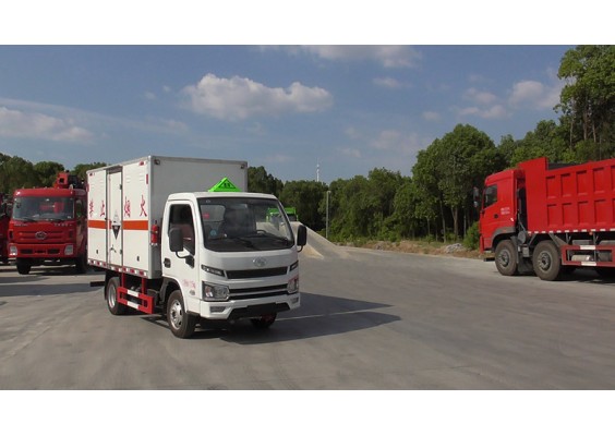 跃进柴油3米腐蚀性物品厢式运输车